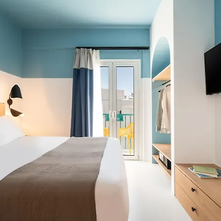 Play A Member Of Brown * Parikia (Paros)